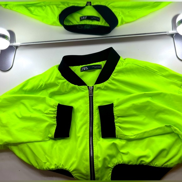 never worn! zara size medium and it is cropped! - Picture 1 of 2